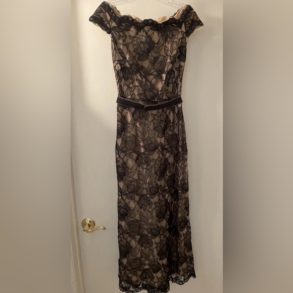 Tadashi Shoji Scalloped Lace Gown sz 2 - Picture 2 of 10